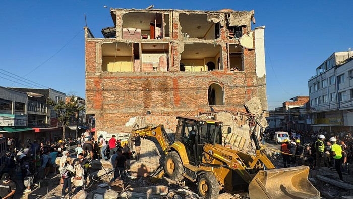 Residents and emergency personnel dig through the debris of a collapsed building, following an earthquake, in Cali, Colombia August 10, 2026. Picture taken with a mobile phone. REUTERS/Marco Trujillo