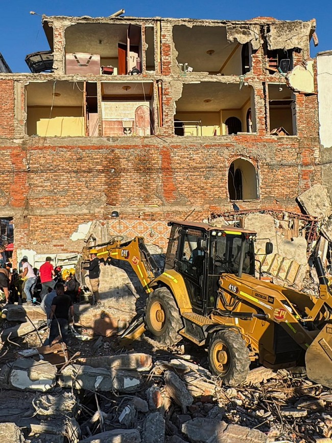 Foto: Porak-poranda Diguncang Gempa, Jeroan Gedung di Kolombia Sampai Terekspos