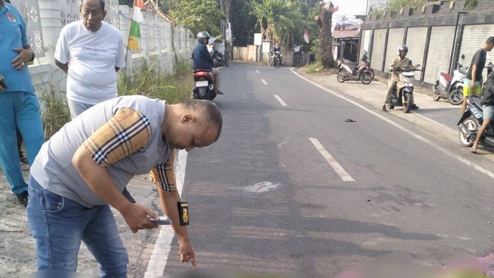 Polisi olah TKP dan mengevakuasi jenazah pelaku curanmor di Palembang.