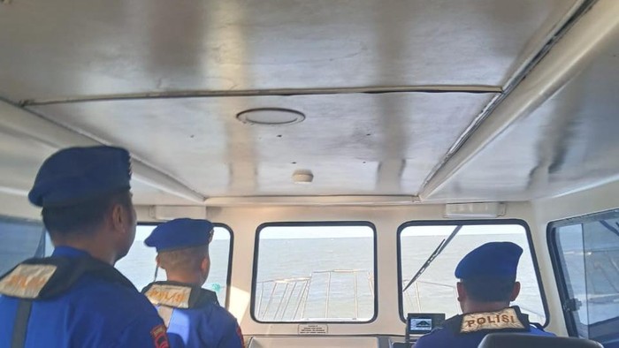 Ditpolairud Polda Jatim masih melakukan operasi SAR pencarian penumpang KM Mutiara Sentosa yang masih hilang