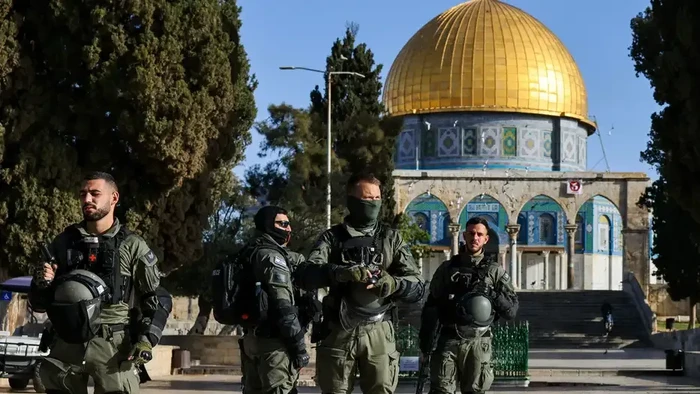 Polisi Israel berjaga-jaga di kompleks al-Aqsa (Foto: AHMAD GHARABLI/AFP/Getty Images)

