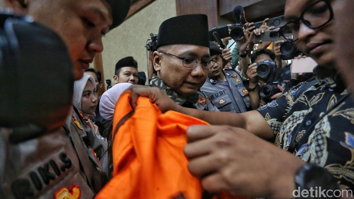 Eks Menag Yaqut Didakwa Perkara Kuota Haji, Negara Disebut Rugi Rp622 Miliar Mantan Menteri Agama Yaqut Cholil Qoumas didakwa merugikan keuangan negara sebesar Rp622,09 miliar dalam kasus dugaan korupsi pengelolaan kuota haji tambahan tahun 2023-2024. Dakwaan tersebut dibacakan jaksa penuntut umum dalam sidang di Pengadilan Tipikor Jakarta Pusat, Selasa (11/8/2026).