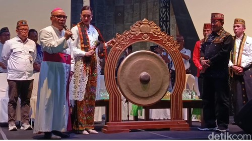 Menpar Widiyanti Putri Wardhana membuka Festival Golo Koe di Labuan Bajo, Senin (10/8/2026) malam.