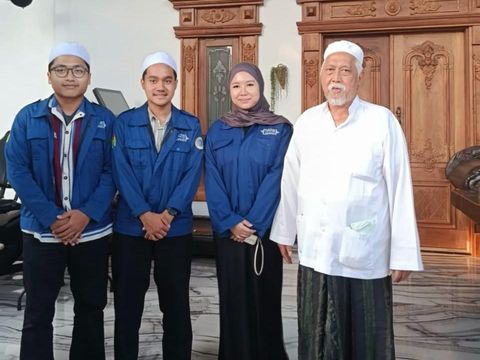 FKG Unair Mahasiswa FKG Unair bersama pengasuh Ponpes Sidogiri Pasuruan, KH Ahmad Fuad Noerhasan