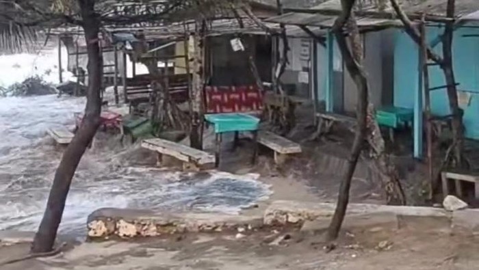 Foto suasana Pantai Jungwok terkena gelombang pasang.