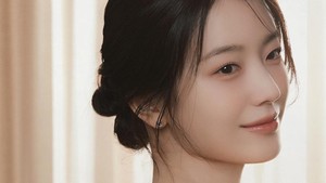 Karakter ketiga di antara mereka adalah Hong Jaein yang diperankan oleh aktris Jang Gyuri. Di Four Hands, Two Sonatas dia digambarkan sebagai pemain biola dengan pesona elegan, kepribadian hangat, dan mengakui kehebatan musikal Kang Pio dan Choi Jeongyo. (Foto: dok. tvN/TVING)