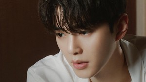 Dalam drama Korea Four Hands, Two Sonatas; Song Kang akan memerankan Kang Pio. Dia digambarkan sebagai seorang perfeksionis yang penyendiri. Dalam poster, Kang Pio terlihat memasang wajah serius dengan shot tangannya anggun di atas tuts piano. (Foto: dok. tvN/TVING)