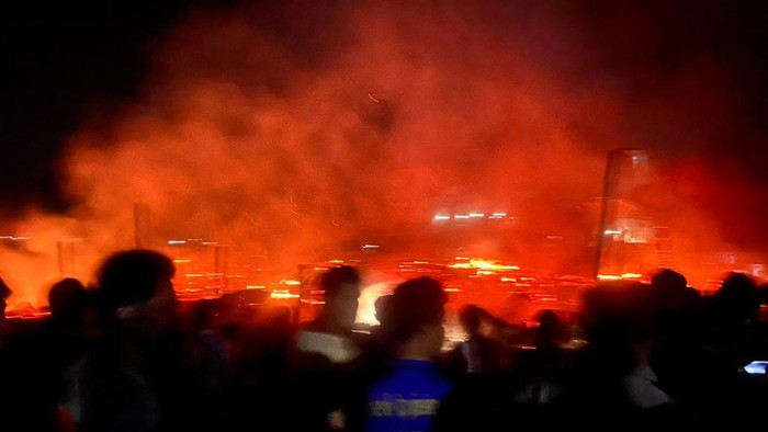 Gedung Asrama Pondok Pesantren Syekh Burhanuddin Kuntu Darussalam, Kampar terbakar, pada Senin (10/8/2026) malam. Api padam setelah 4 jam.