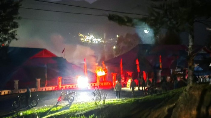 Gedung pemerintahan di Puncak, Papua Tengah dibakar massa.