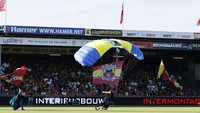 Aksi Penerjun Payung Tabrak Papan Iklan di Laga Pembuka Eredivisie