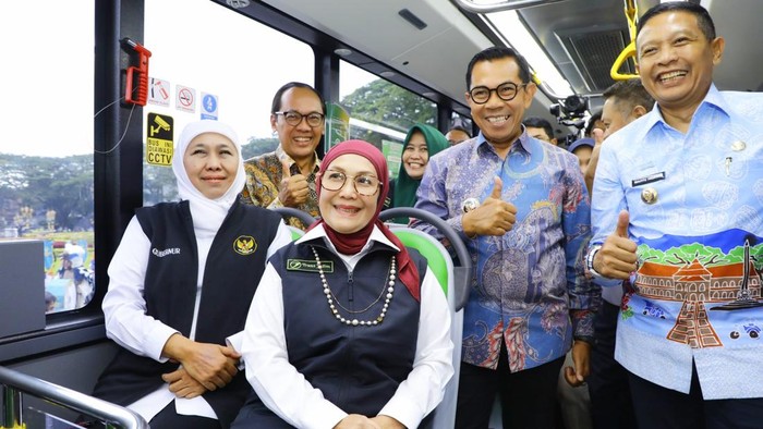 Gubernur Khofifah saat naik Trans Jatim