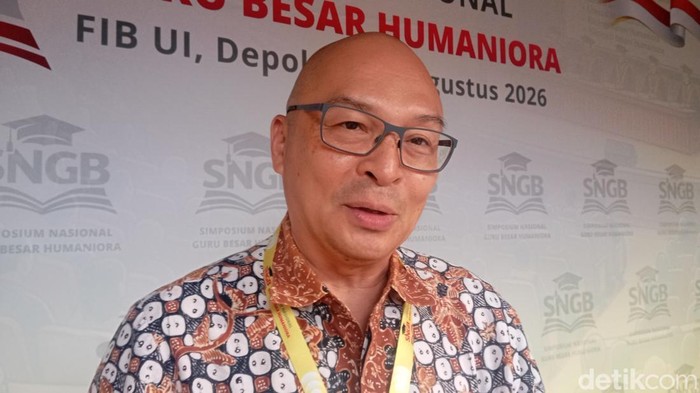 Guru Besar Ilmu Susastra Fakultas Ilmu Pengetahuan Budaya Universitas Indonesia (FIB UI), Manneke Budiman ditemui di FIB UI, Depok, Jawa Barat, Selasa (11/8).