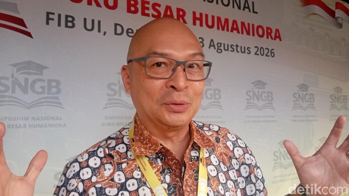 Guru Besar Ilmu Susastra Fakultas Ilmu Pengetahuan Budaya Universitas Indonesia (FIB UI), Manneke Budiman ditemui di FIB UI, Depok, Jawa Barat, Selasa (11/8).