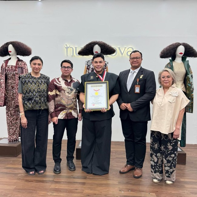 Haru dan Bahagia Ivan Gunawan Exhibition Nusanova Dapat Rekor MURI