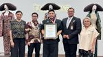 Haru dan Bahagia Ivan Gunawan Exhibition Nusanova Dapat Rekor MURI