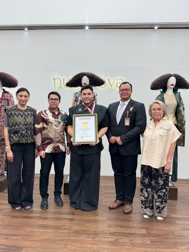 Haru dan Bahagia Ivan Gunawan Exhibition Nusanova Dapat Rekor MURI
