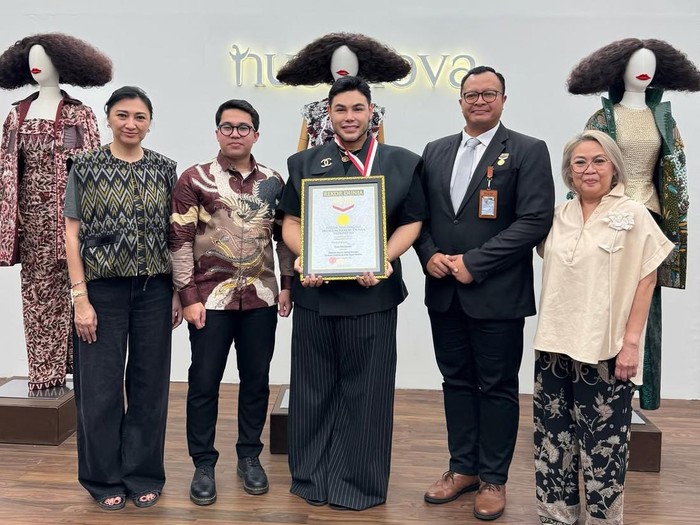 Ivan Gunawan dapatkan MURI.