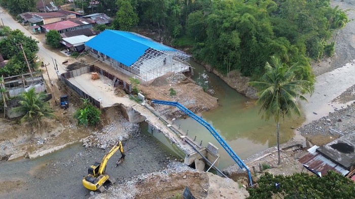 Pelajar mengendarai sepeda motor menyeberangi sungai Batang Belimbing, di Kampung Tanjung, Kuranji, Padang, Sumatera Barat, Selasa (11/8/2026). Warga memilih menyeberangi sungai karena jembatan sebagai akses utama sedang diperbaiki, sedangkan jalan alternatif mengharuskan mereka menempuh jarak lebih jauh. ANTARA FOTO/Fitra Yogi