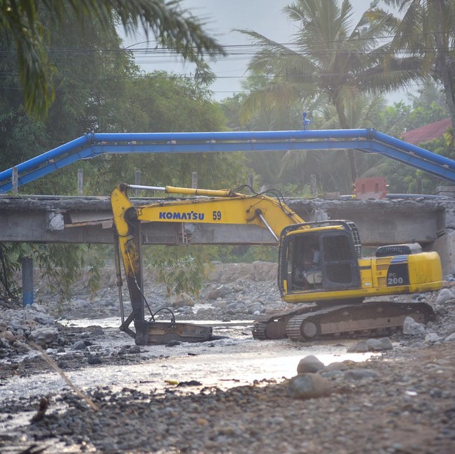 Jembatan Rusak Diterjang Bencana, Kini Mulai Dibangun Kembali