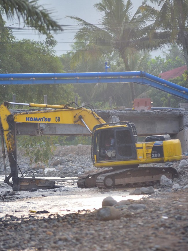 Jembatan Rusak Diterjang Bencana, Kini Mulai Dibangun Kembali