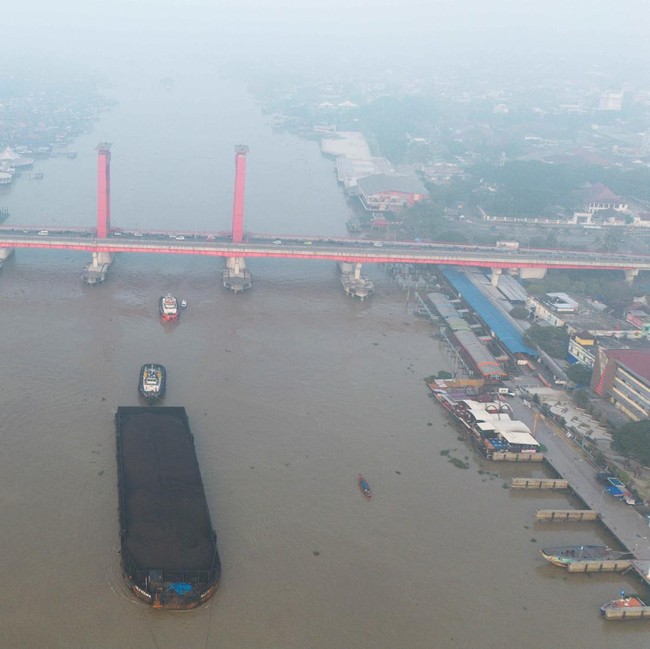 Kabut Asap Karhutla Selimuti Palembang, Langit Sumsel Memutih