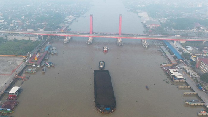 Kabut asap akibat kebakaran hutan dan lahan (karhutla) masih menyelimuti wilayah Palembang, Sumatera Selatan, Selasa (11/8/2026). Kepulan asap terlihat menutupi sejumlah kawasan hingga membuat langit tampak memutih.