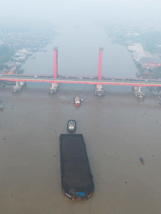 Kabut Asap Karhutla Selimuti Palembang, Langit Sumsel Memutih