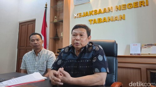 Kajari Tabanan, Medie (kanan) didampingi Kasi Intel, I Putu Nuriyanto.