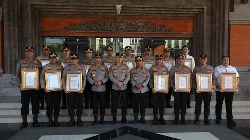 Kapolres Gianyar AKBP James Rajaguguk dan jajaran seusai menerima penghargaan di Mapolda Bali, Selasa (11/8/2026). (Foto: Dok. Polres Gianyar)