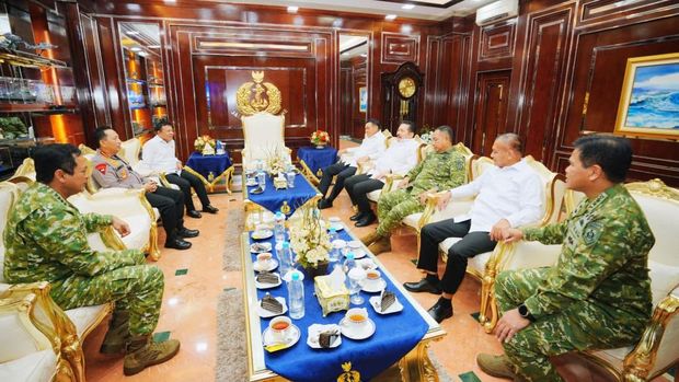 Kapolri Jenderal Listyo Sigit Prabowo menghadiri agenda makan siang bersama Menko Bidang Politik dan Keamanan (Polkam) RI Djamari Chaniago di Cilangkap, Jakarta Timur.