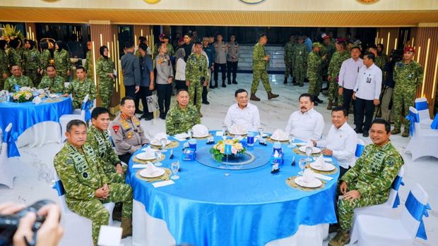 Kapolri Jenderal Listyo Sigit Prabowo menghadiri agenda makan siang bersama Menko Bidang Politik dan Keamanan (Polkam) RI Djamari Chaniago di Cilangkap, Jakarta Timur.