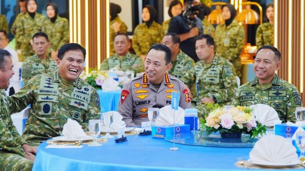 Kapolri Jenderal Listyo Sigit Prabowo menghadiri agenda makan siang bersama Menko Bidang Politik dan Keamanan (Polkam) RI Djamari Chaniago di Cilangkap, Jakarta Timur.
