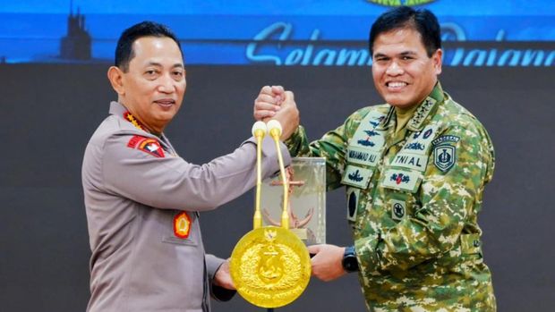 Kapolri Jenderal Listyo Sigit Prabowo menghadiri agenda makan siang bersama Menko Bidang Politik dan Keamanan (Polkam) RI Djamari Chaniago di Cilangkap, Jakarta Timur.