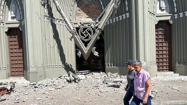 Katedral Basilika Bunda Maria Rosario di Manizales PEREIRA, COLOMBIA - AUGUST 10: People gather in the streets after a powerful earthquake struck Colombia, killing at least 18 people and causing damage in Pereira, Colombia, on August 10, 2026. The earthquake was felt across much of the country, with authorities continuing to assess the extent of the damage and possible additional casualties. (Photo by Alexis Munera/Anadolu via Getty Images)