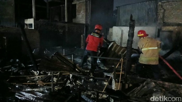 Kebakaran di Jalan Kandea 3 Makassar menghanguskan 37 rumah warga.