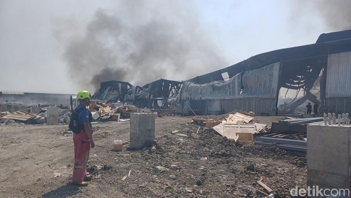 Kebakaran gudang limbah di Desa Slatri, Kecamatan Larangan, Brebes, dinyatakan padam, Selasa (11/8/2026).