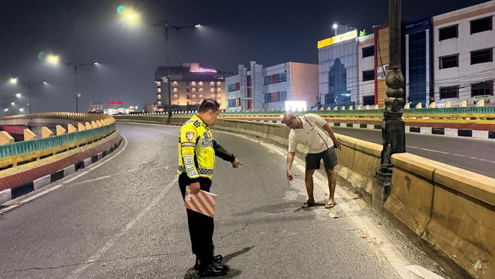Polisi saat cek TKP kecelakaan di flyover Imam Munandar.