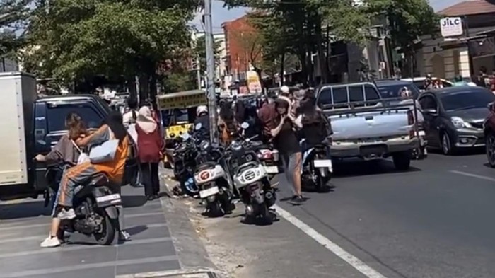 Kemacetan disebabkan tawuran antarsiswa di Jalan Andi Djemma, Makassar.