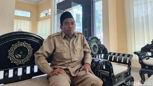 Kepala SMAN 1 Jonggat, Mazhab, saat ditemui awak media di kantornya.
