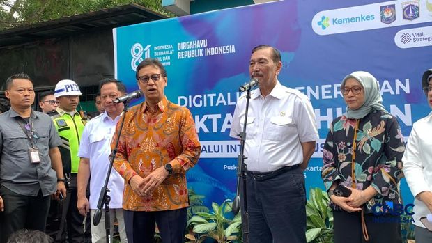 Ketua Komite Percepatan Transformasi Digital Pemerintah, Menkes, Mendagri, MenPan RB, Dirut BPJS, Ketua BPS meluncurkan digitalisasi akta kelahiran bayi baru lahir melalui integrasi SatuSehat Kemenkes dan Sistem Informasi Adminsitrasi Kependudukan (SIAK) Kemendagri di Puskesma Pasar Minggu Jaksel, Selasa (11/8/2026). (CNBC Indonesia/Fergi Nadira) Ketua Komite Percepatan Transformasi Digital Pemerintah, Menkes, Mendagri, MenPan RB, Dirut BPJS, Ketua BPS meluncurkan digitalisasi akta kelahiran bayi baru lahir melalui integrasi SatuSehat Kemenkes dan Sistem Informasi Adminsitrasi Kependudukan (SIAK) Kemendagri di Puskesma Pasar Minggu Jaksel, Selasa (11/8/2026). (CNBC Indonesia/Fergi Nadira)