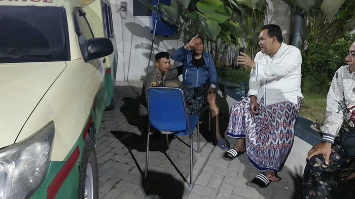 Kiai Anwar Zahid (jaket biru) sedang video call menggunakan HP Bupati Blora, Arief Rahman di halaman RSUD Padangan.