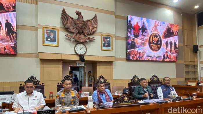 Komisi III DPR RI menggelar rapat dengar pendapat (RDP) dan rapat dengar pendapat umum (RDPU) membahas kasus kematian eks istri Brigadir I berinisial WLG, yang diduga tewas bunuh diri. (Dwi R/detikcom)