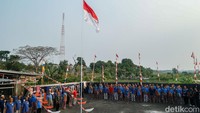 Sejumlah orang dengan gangguan jiwa (ODGJ) mengikuti latihan upacara bendera di Yayasan Jambrud Biru, Bekasi, Selasa (11/8/2026).