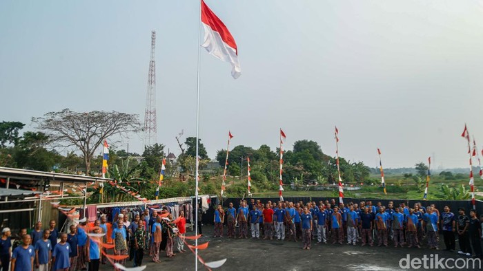 Sejumlah orang dengan gangguan jiwa (ODGJ) mengikuti latihan upacara bendera di Yayasan Jambrud Biru, Bekasi, Selasa (11/8/2026).
