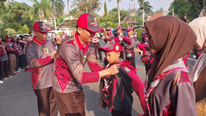 Sekda OKU Alva Elan memasangkan Jjaket peserta perwakilan Jamnas XII.