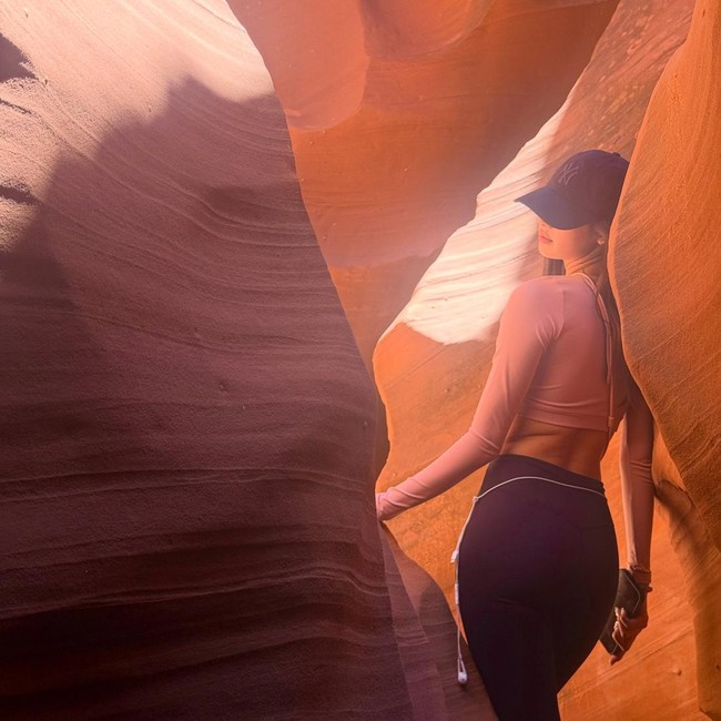 Gaya Estetis Lisa BLACKPINK Liburan ke Antelope Canyon