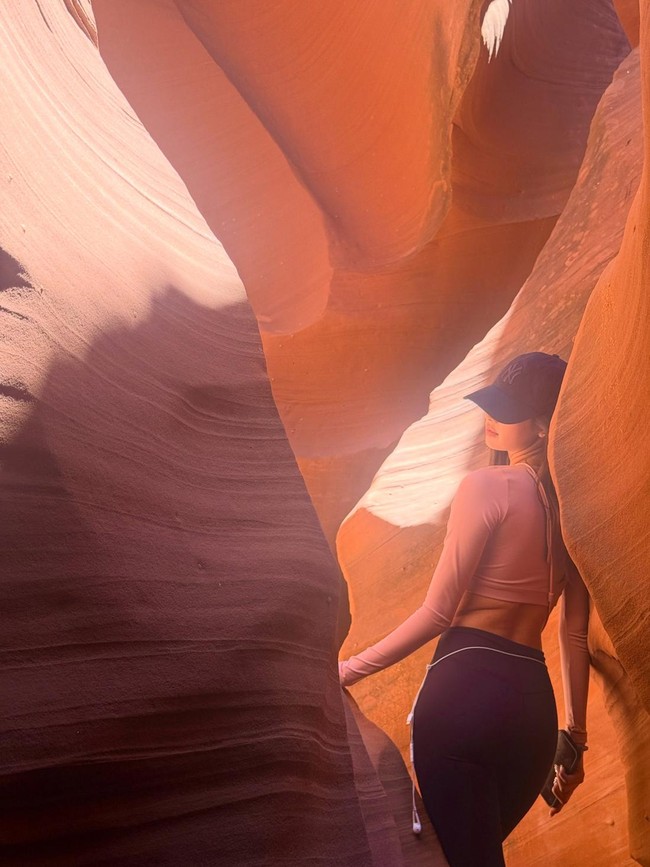 Gaya Estetis Lisa BLACKPINK Liburan ke Antelope Canyon