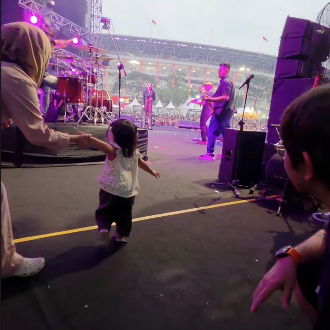 Gemas! Ikut Mahalini Nyanyi, Selina Joget Gak Sabar Lari ke Atas Panggung