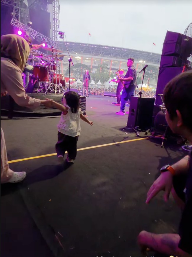 Gemas! Ikut Mahalini Nyanyi, Selina Joget Gak Sabar Lari ke Atas Panggung