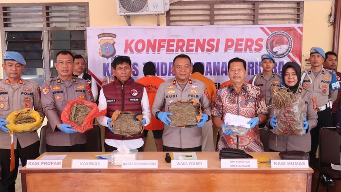 Polisi saat merilis kasus peredatan narkoba di USI.